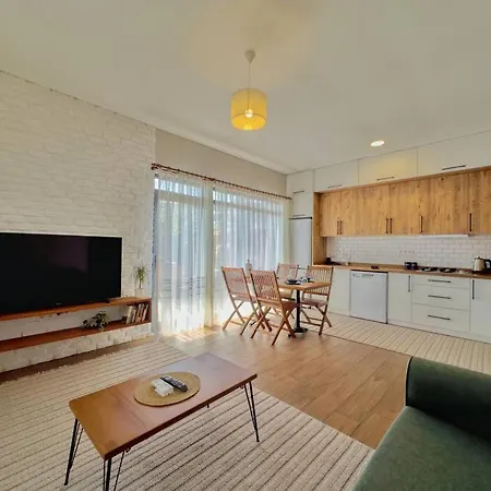 Stylish Garden Retreat, Ultimate Relaxation بيت للعطل