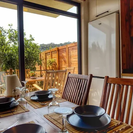 Stylish Garden Retreat, Ultimate Relaxation بيت للعطل
